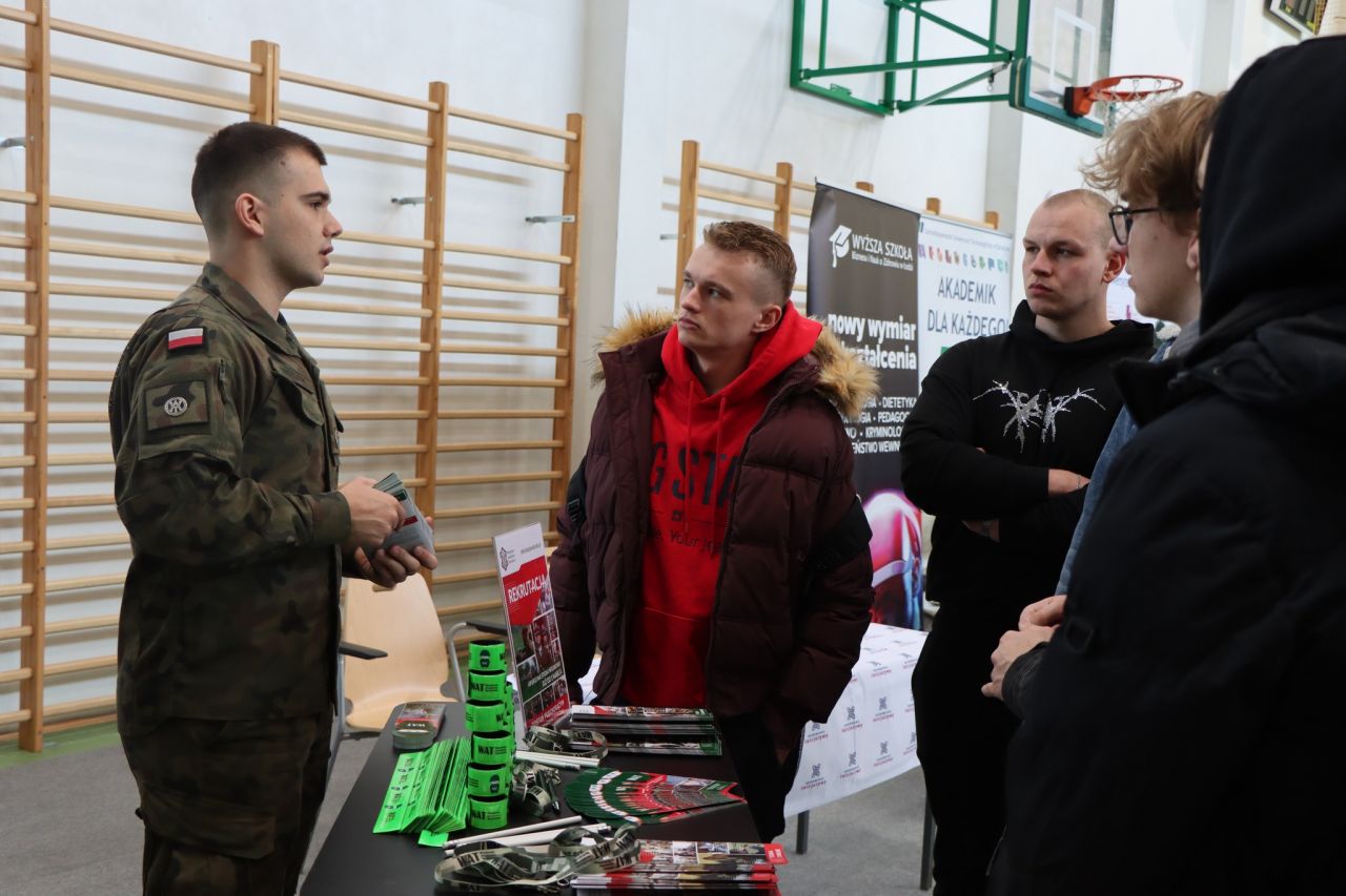 Edukacyjne drogowskazy dla młodzieży. Targi Akademickie 2025 w ZST w Turku z rekordowym zainteresowaniem - Targi Akademickie 2025 w ZST Turek