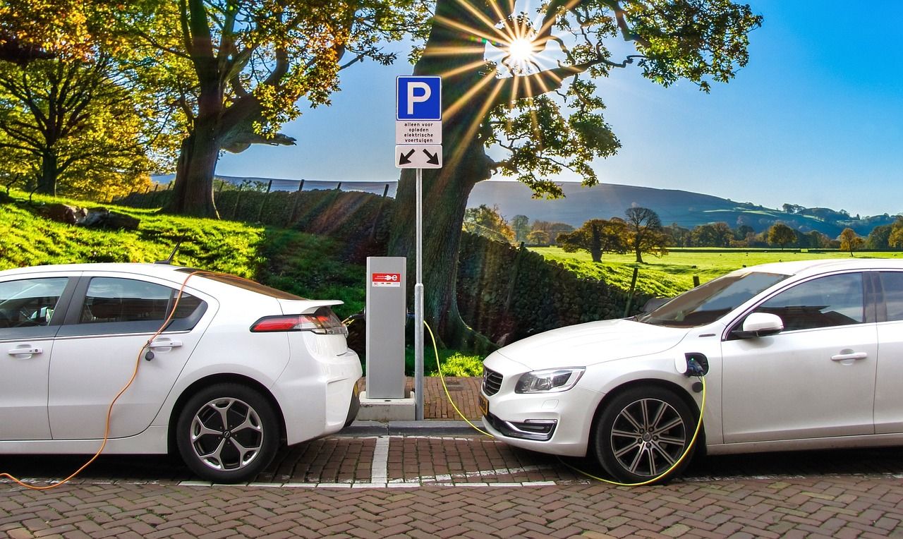 Zasięg i oszczędność – dlaczego warto postawić na samochód elektryczny?