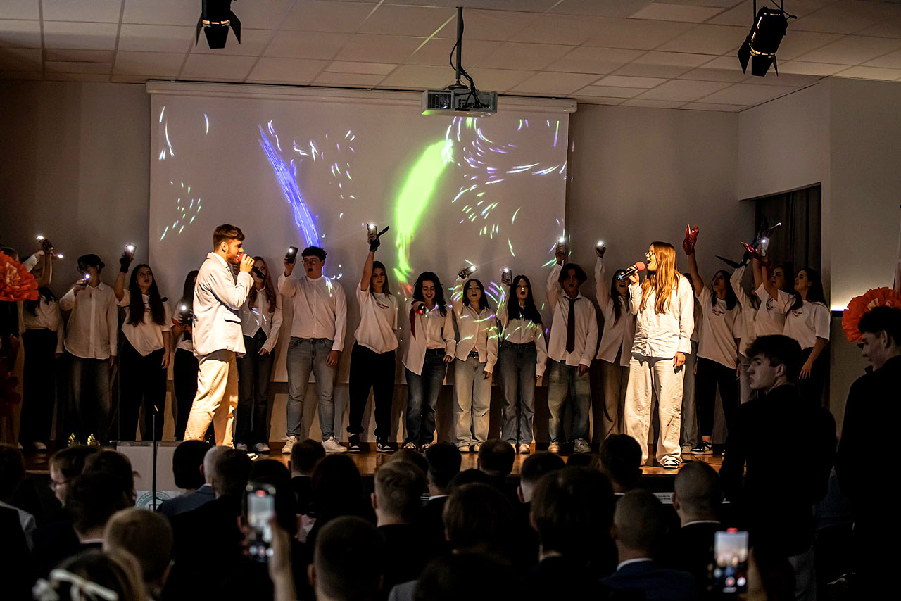 Zakończenie z klasą w Kaczkach Średnich. Refleksyjny apel i wzruszające pożegnanie maturzystów ZSR CKP - Zakończenie klas maturalnych w ZSR CKP / fot. Michał Panfil