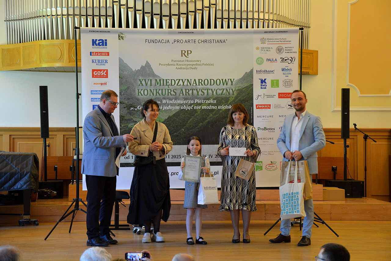 Julia Pawlak z Turku laureatką I nagrody w Międzynarodowym Konkursie Artystycznym