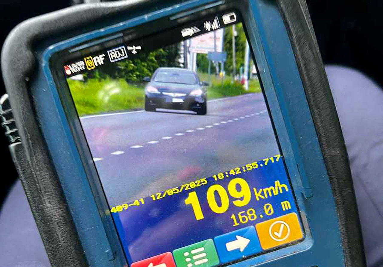 Brawura kosztowała go prawo jazdy i sowity mandat. 18-latek stracił uprawnienia za rażące przekroczenie prędkości