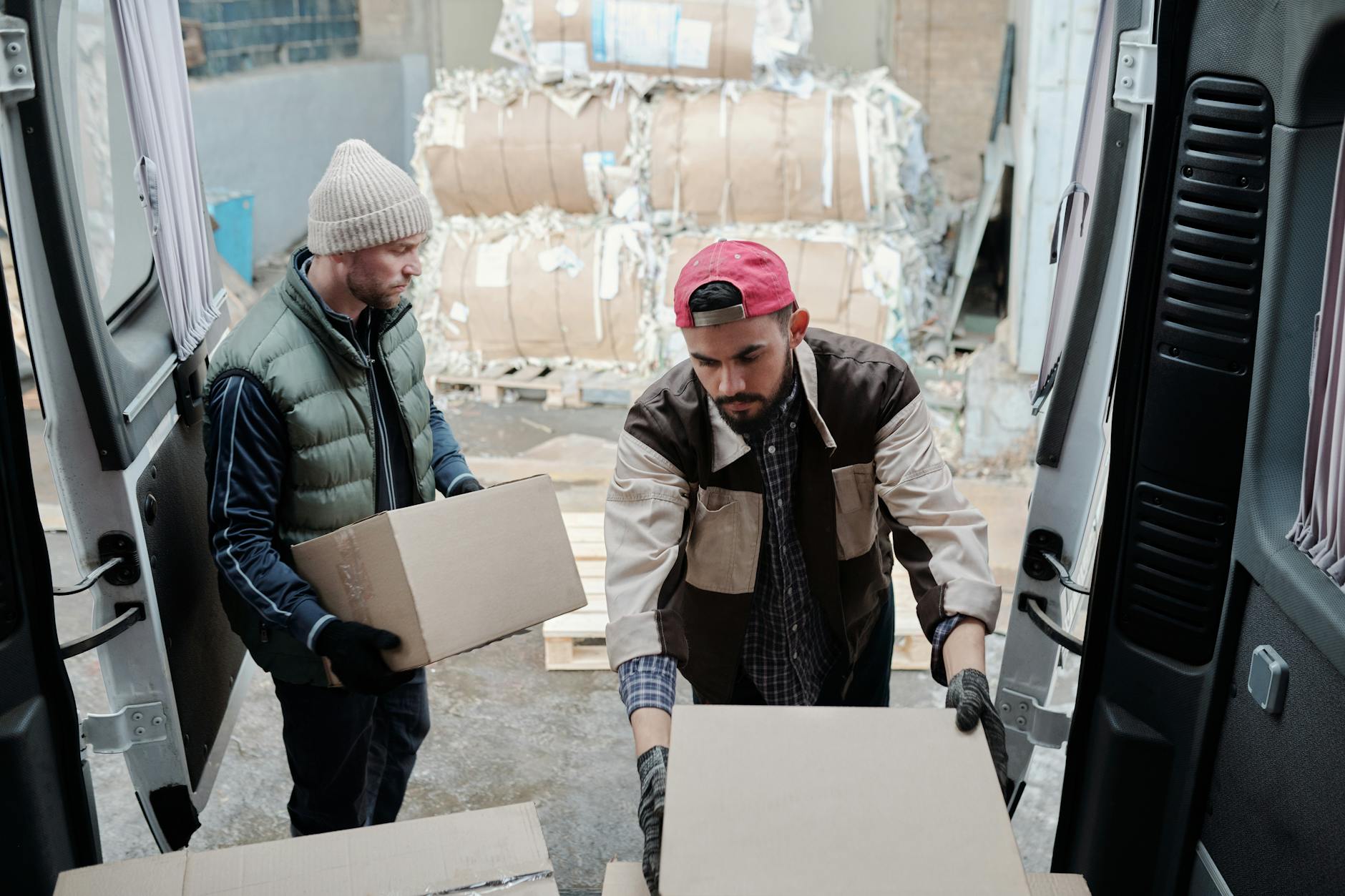 Jak wygląda ochrona ładunku przed uszkodzeniami w najnowszych samochodach dostawczych? 4 rozwiązania