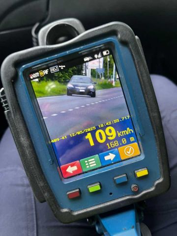 Brawura kosztowała go prawo jazdy i sowity mandat. 18-latek stracił uprawnienia za rażące przekroczenie prędkości