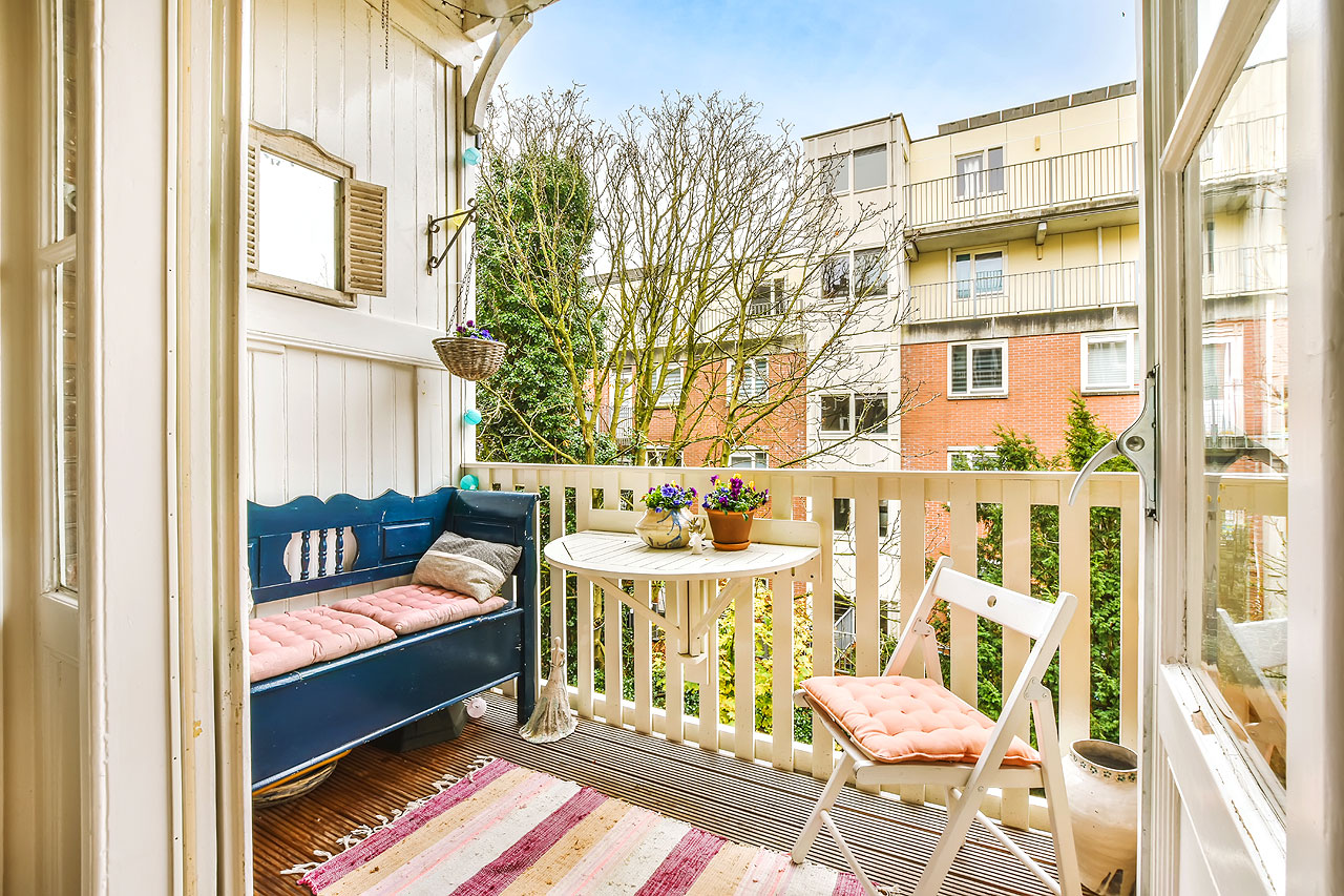 Jak udekorować mały balkon?