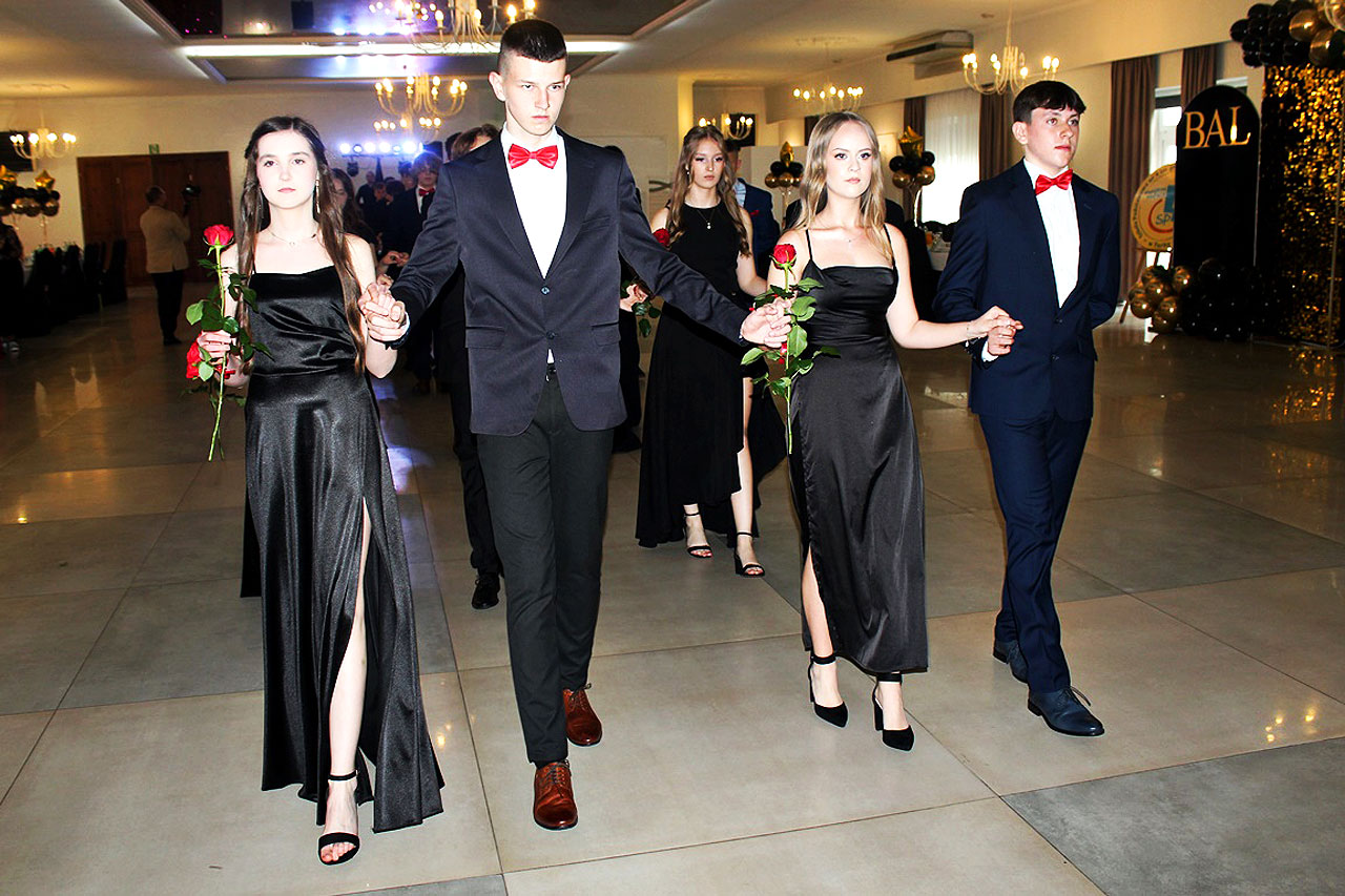 Bal ósmoklasistów SP4 w Turku. Uczniowie pełni wdzięku i elegancji - Bal ósmoklasistów SP4 w Turku