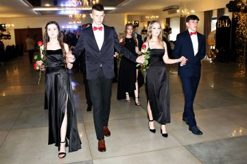 Bal ósmoklasistów SP4 w Turku. Uczniowie...