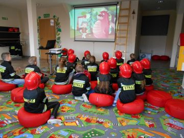 Strażacy edukują. Majowe spotkania profilaktyczne PSP Turek przyciągnęły setki dzieci