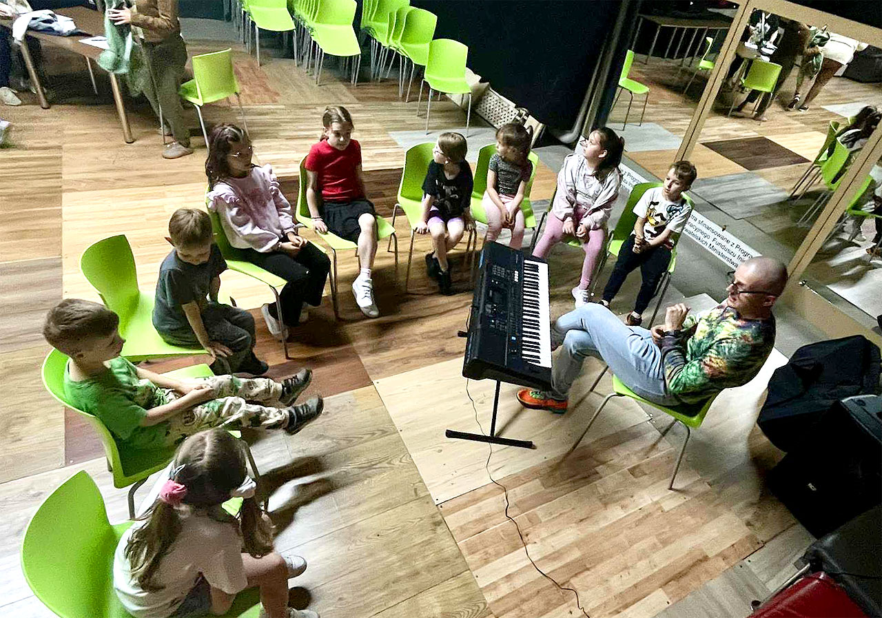 Małe kroki na wielkiej scenie. Ostatnie miejsca na zajęcia wokalno-muzyczne w Przystani