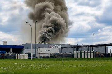 Groźny pożar na ulicy Inwestycyjnej w Turku....