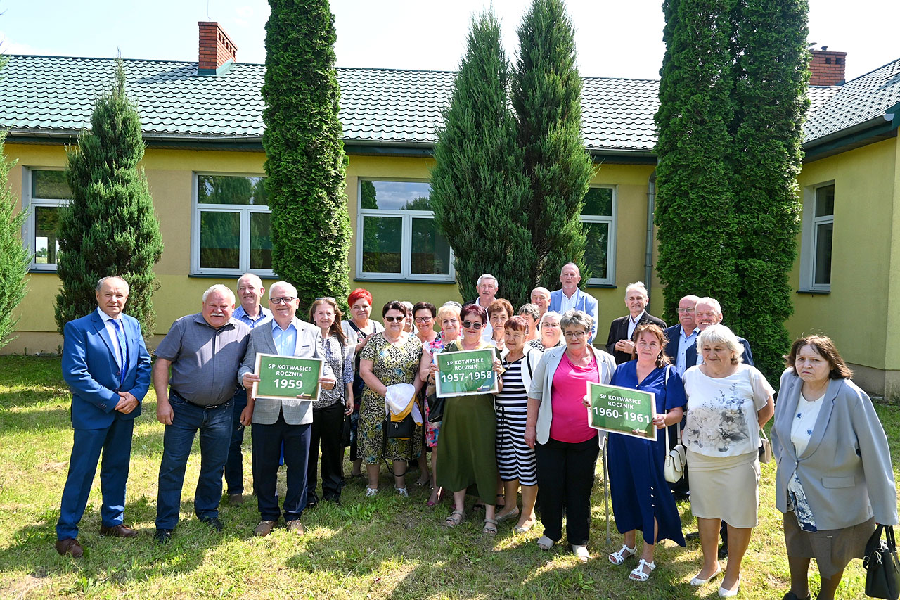Szkolne wspomnienia ożyły w Kotwasicach. Spotkanie po latach uczniów roczników 1957–1961