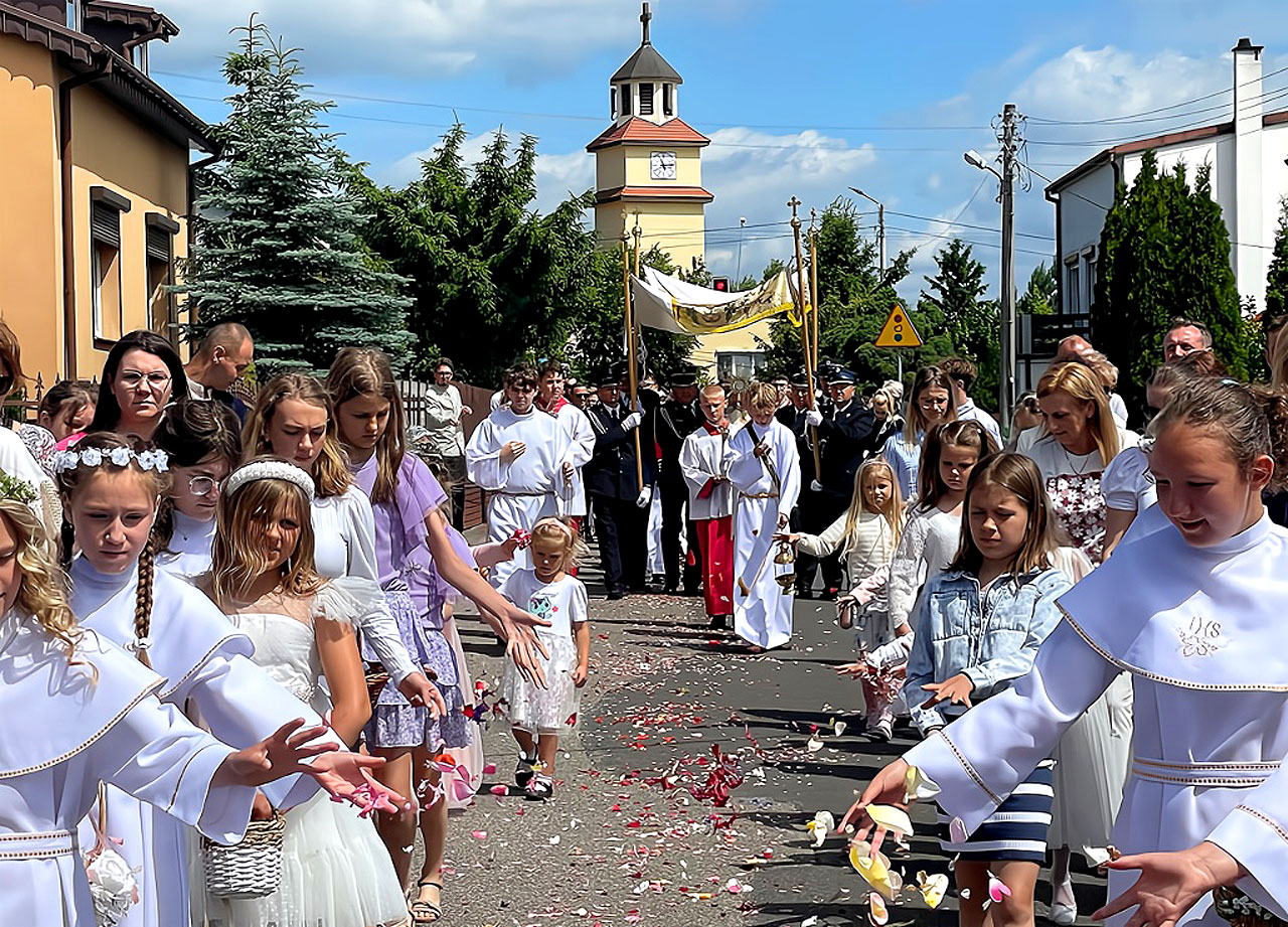 Wierni z Obrzebina przeszli w procesji eucharystycznej. Boże Ciało w Parafii Matki Boskiej Fatimskiej 2025 - Boże Ciało w Parafii MB Fatimskiej /fot. Parafia Matki Bożej Fatimski