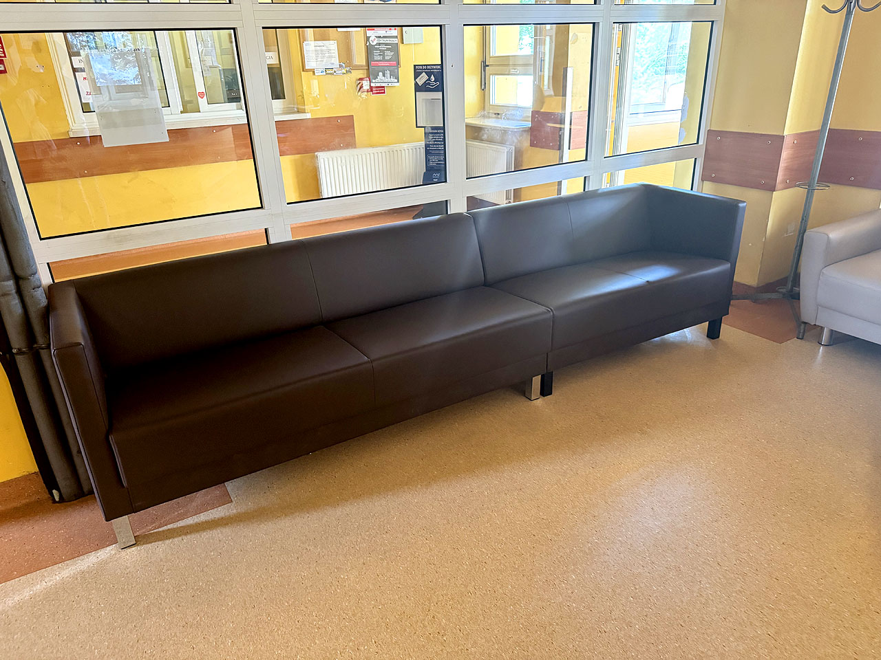 Nowe meble od Flokk dla Izby Przyjęć w Turku. Skorzystają medycy i pacjenci - Sofa i krzesła od firmy Flokk dla szpitala w Turku