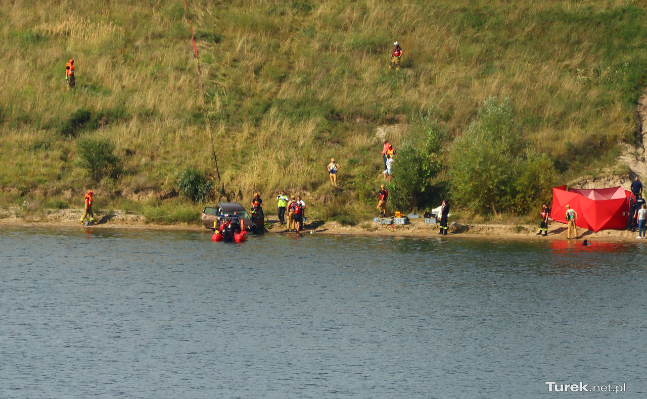 Tragedia w Skarbkach. Samochód wydobyty z dna zbiornika w gm. Władysławów - Samochód na dnie zbiornika w gm. Władysławów /fot. Turek.net.pl