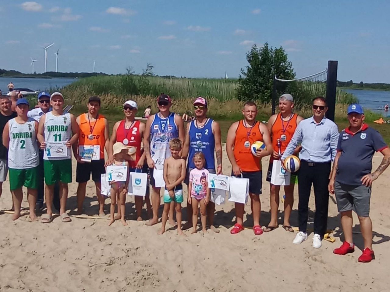 Turniej siatkówki plażowej w Przykonie. Puchar Wójta zdobyła drużyna Ciacho z adwokatem - Turniej siatkówki plażowej na plaży w Przykonie