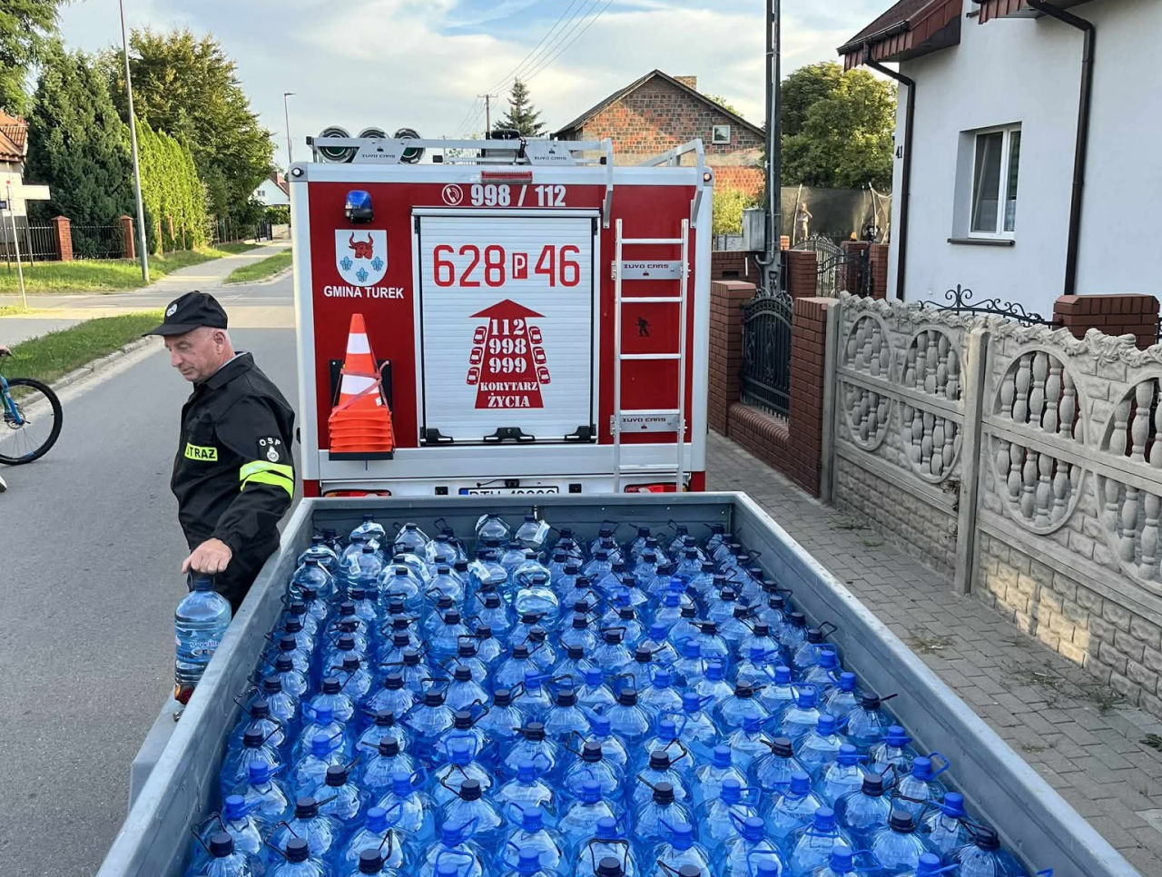 Dezynfekcja sieci wodociągowej w toku. Gmina Turek i strażacy organizują zastępcze dostawy wody - Dystrybucja wody w gminie Turek /fot. OSP Turkowiece