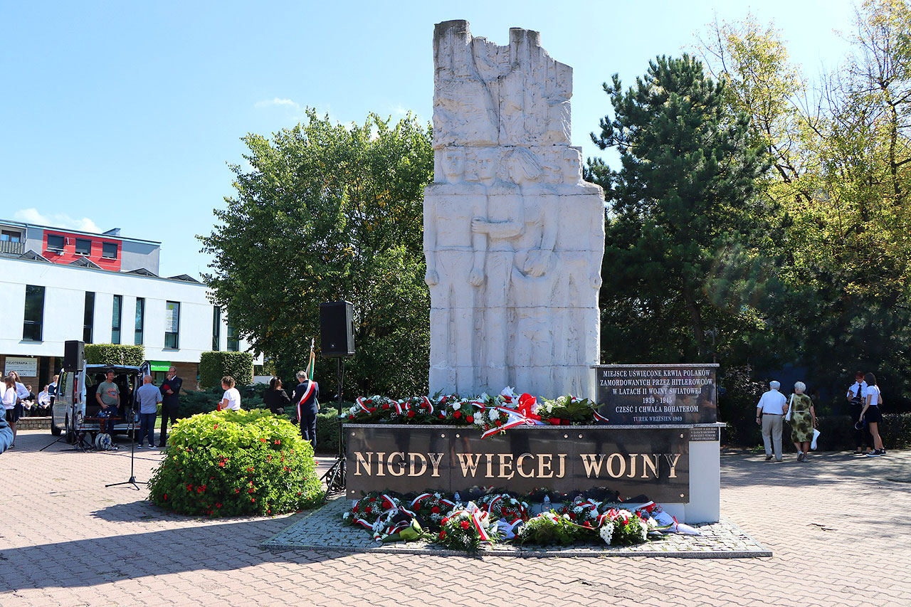 Władze samorządowe oraz mieszkańcy Turku upamiętnili 86. rocznicę wybuchu II wojny światowej - Mieszkańcy Turku oddali hołd ofiarom wojny /fot. UM Turek, Starostwo Powiatowe w