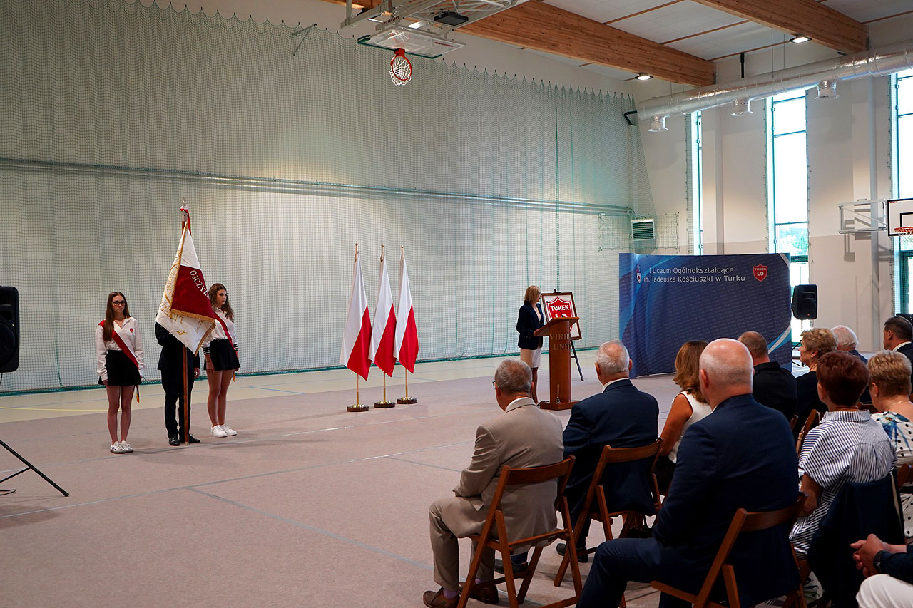 Nowy rok szkolny w placówkach oświatowych powiatu tureckiego. Ślubowania i powitania pierwszoklasistów