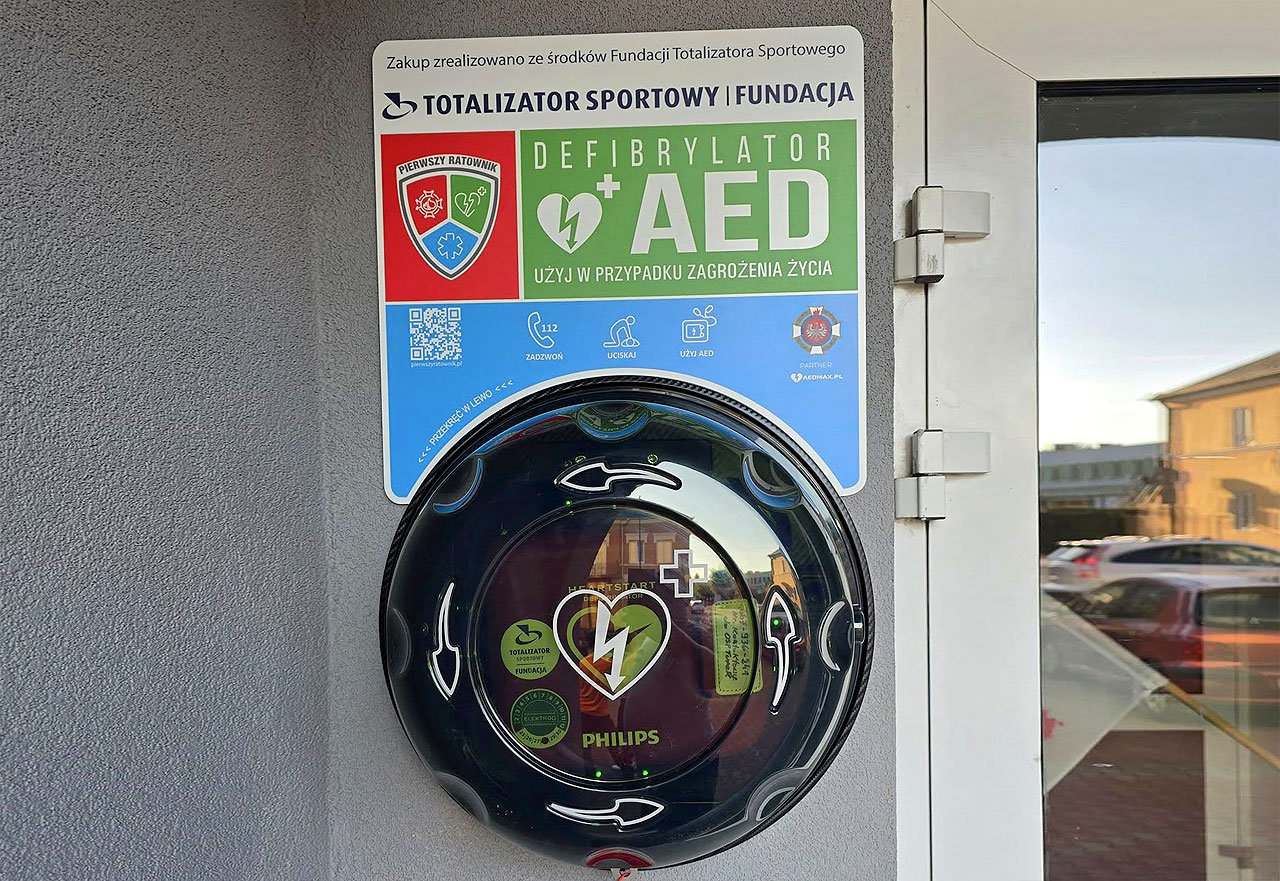 Defibrylator AED przy strażnicy OSP Turek. Nowe urządzenie ratujące życie dostępne całodobowo -  Defibrylator AED przy strażnicy OSP Turek