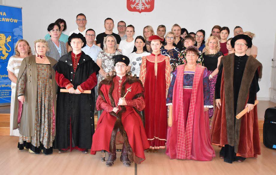 Narodowe Czytanie w Wyszynie. Orszak Królewski odwiedził Urząd Gminy we Władysławowie 