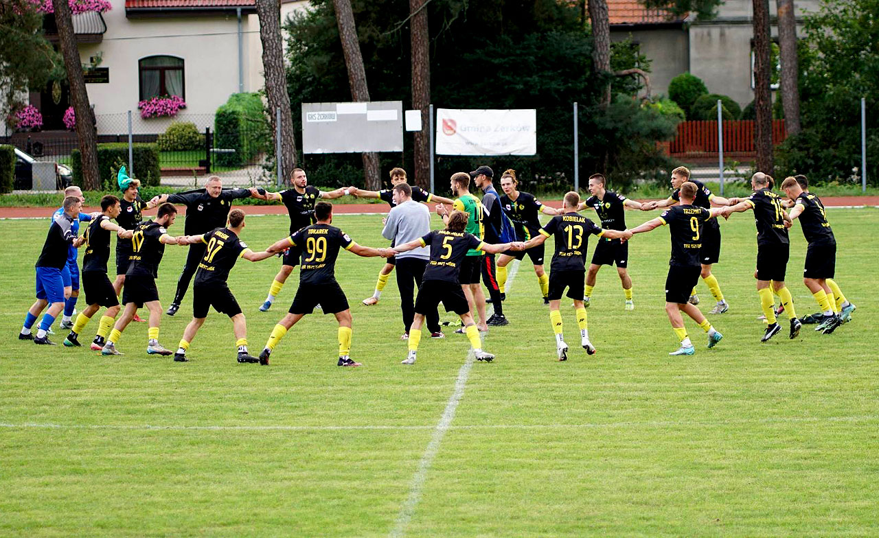 Tur 1921 Turek zwycięża w Żerkowie i przejmuje fotel lidera. Orzeł Kawęczyn znów z sześcioma golami! - Tur Turek wygrywa w Żerkowie /fot. Tur 1921 Turek