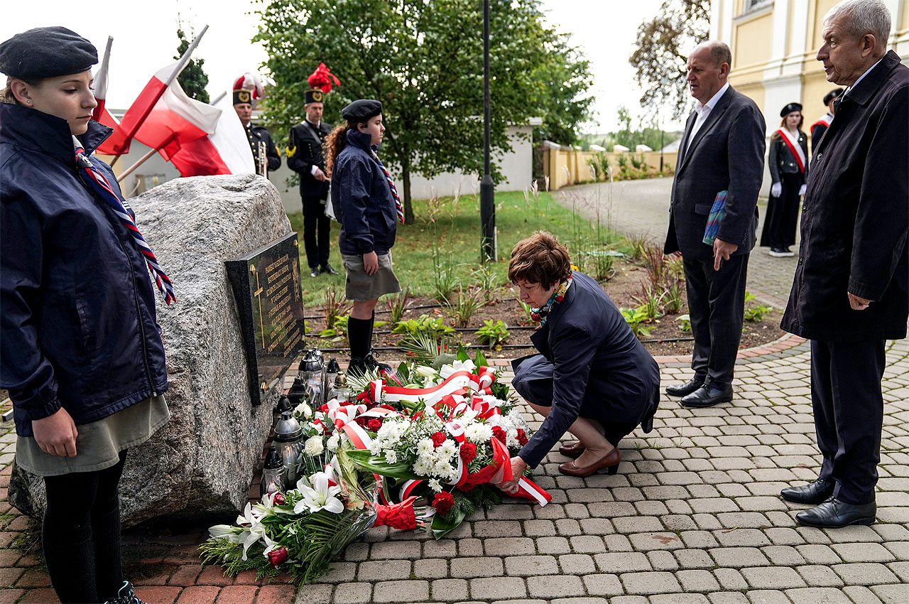 Dzień Sybiraka. Delegacja z Turku uczestniczyła w konińskich obchodach Światowego Dnia Sybiraka - Złożenie kwiatów pod tablicą Sybiraków w Koninie /fot. Mirosław Jurgielewicz