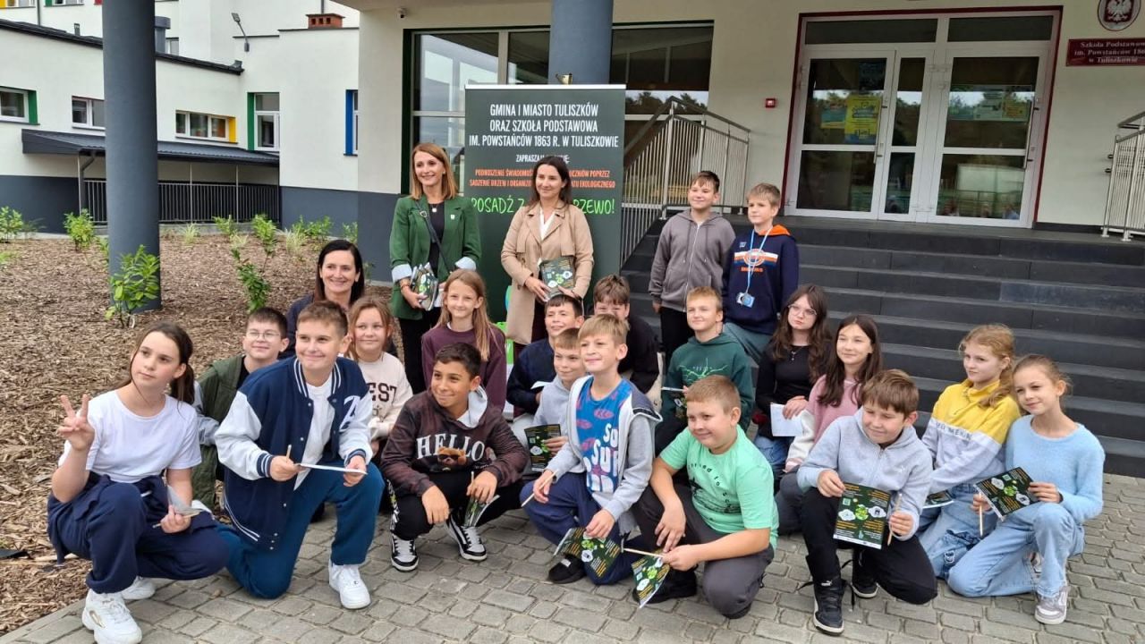 Tuliszków: Nowa zieleń przy szkole i stadionie. Uczniowie i burmistrz wspólnie sadzili drzewa - Sadzenie drzew w Tuliszkowie 2025