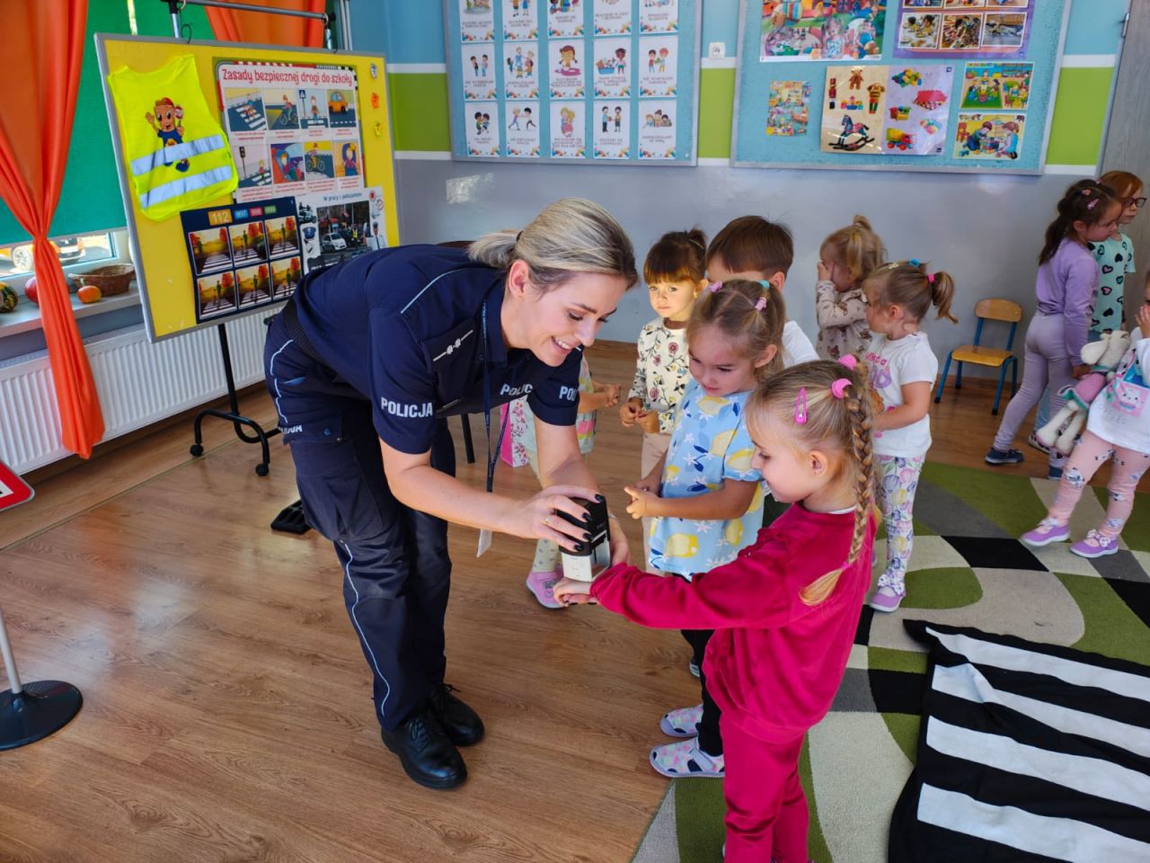 Policjantki uczą najmłodszych zasad bezpieczeństwa. Akcja „Bezpieczna Droga do Szkoły” w powiecie tureckim