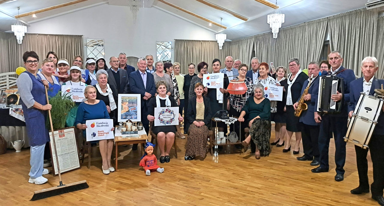 Niedziela w klimacie PRL. Seniorzy bawili się z KGW Malano-Wianki - KGW Malano-Wianki przeniosło seniorów w PRL