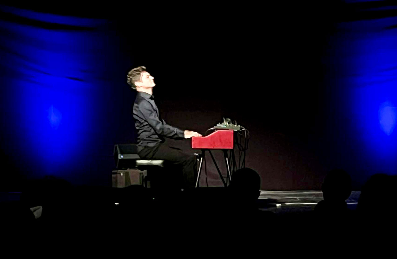 Wideo: Przystań tętni muzyką. Maciej Tubis wsparł ideę niezależnej sceny i zachwycił w publiczność - Koncert Macieja Tubisa w Przystani