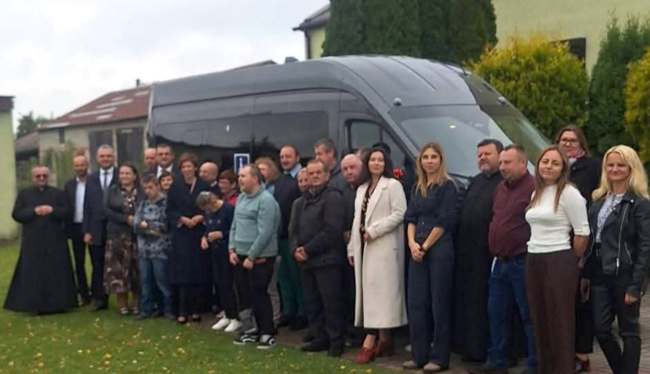 Nowy autobus dla ŚDS w Żeronicach. Inwestycja w komfort i bezpieczeństwo podopiecznych - ŚDS w Żeronicach z nowym pojazdem