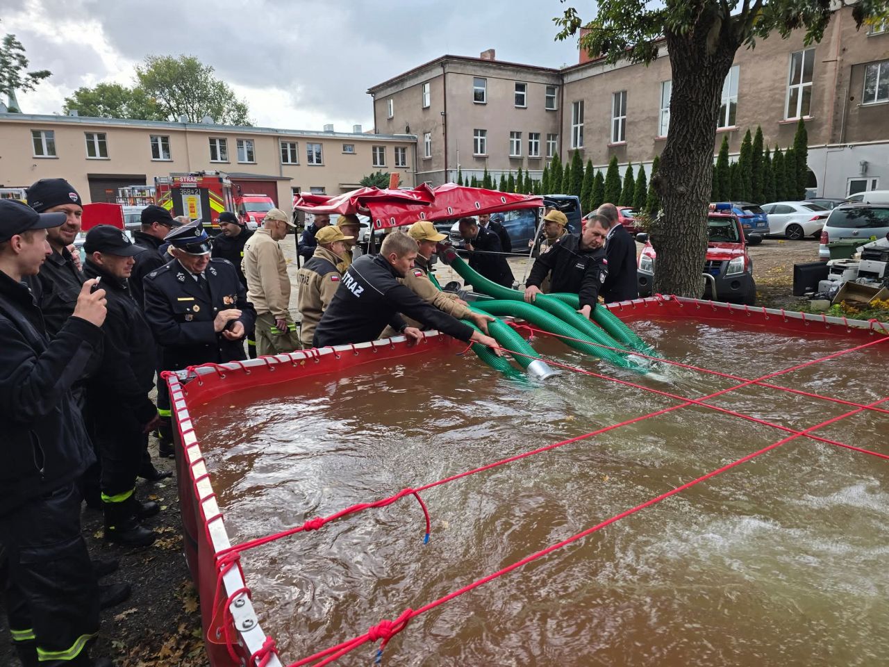 Nowoczesne pompy powodziowe dla strażaków z Wielkopolski. OSP Turek gospodarzem uroczystości przekazania - W Turku przekazano pompy powodziowe /fot. powiat turecki alarmowo