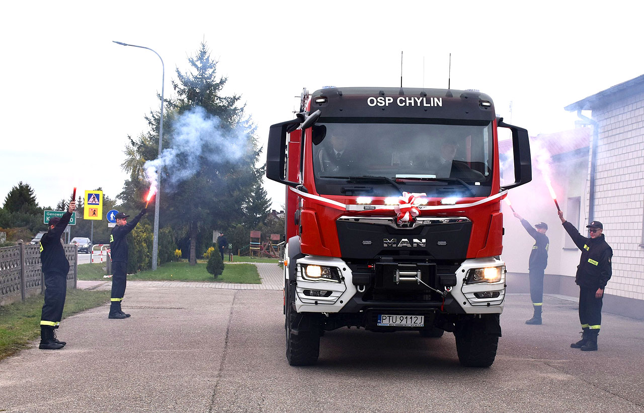 Chylin z nowym samochodem ratowniczo-gaśniczym. Święto druhów z OSP i mieszkańców gminy Władysławów - W Chylinie powitali nowy wóz bojowy /fot. UG Władysławów
