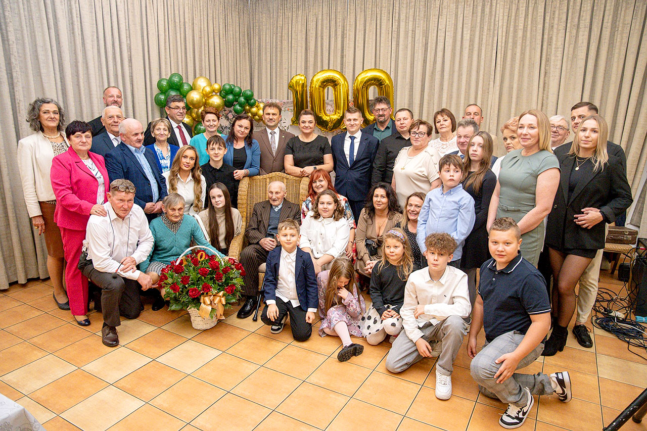 Sto lat minęło… i trwa dalej. Pan Stanisław Wieczorek świętował setne urodziny w Kotwasicach - Setne urodziny Pana Stanisława z Kotwasic /fot. Arkadiusz Wszędybył