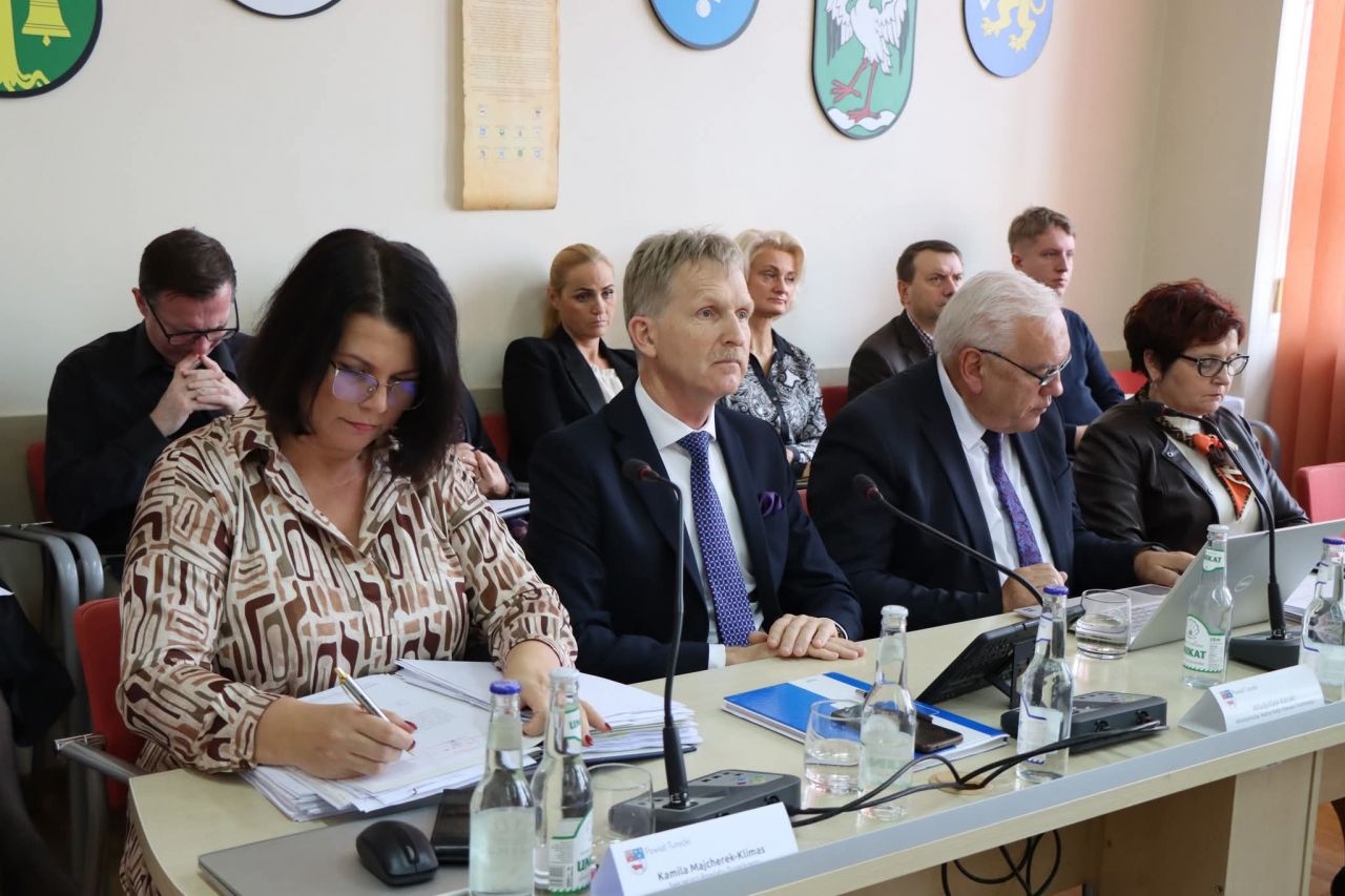 XXI Sesja Rady Powiatu Tureckiego. Parking przy szpitalu bezpłatny, budżet z korektami - XXI Sesja Rady Powiatu Tureckiego