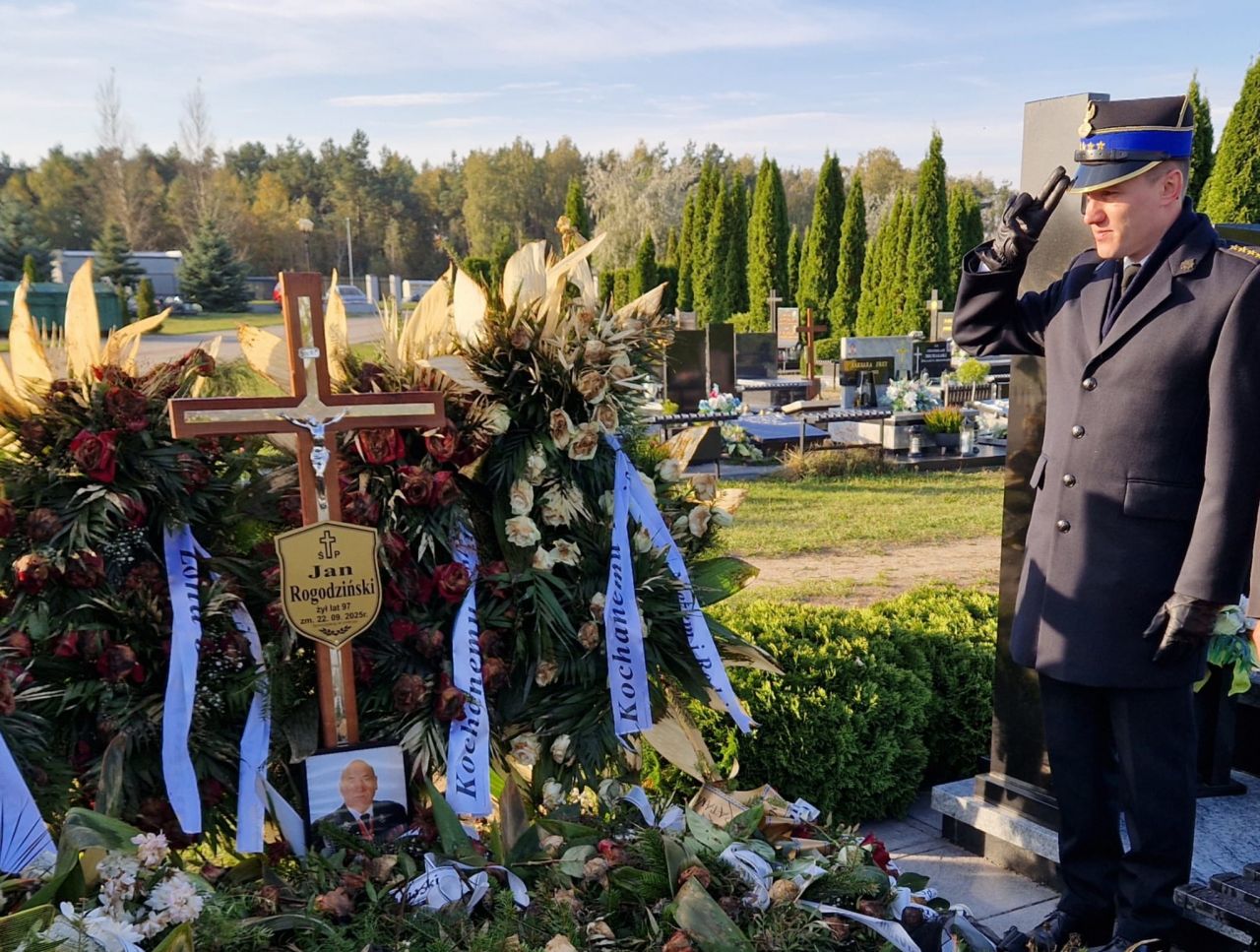 Strażacy z Turku odwiedzili groby swoich kolegów. Znicze i modlitwa za tych, którzy odeszli na wieczną służbę - Strażacy z Turku odwiedzili groby swoich kolegów