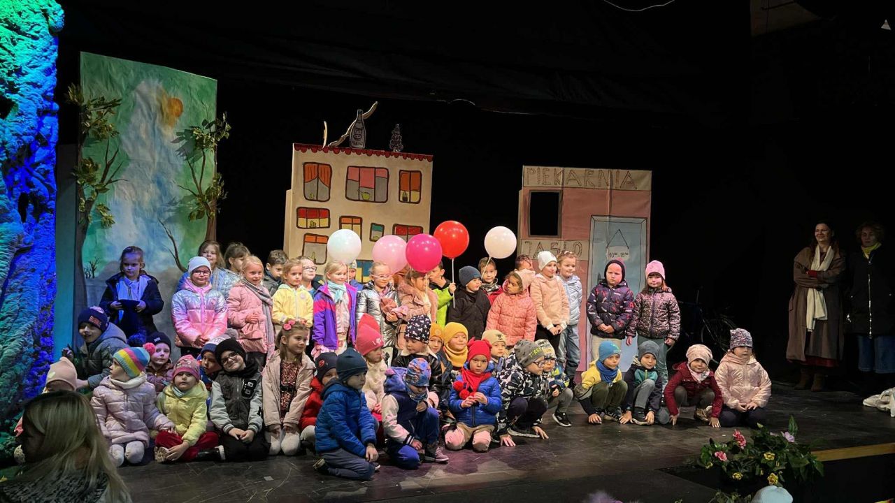 Teatralna magia w Przystani. Dzieci z Turku pokochały „Tadka Niejadka” - „Tadek Niejadek” na scenie w Przystani