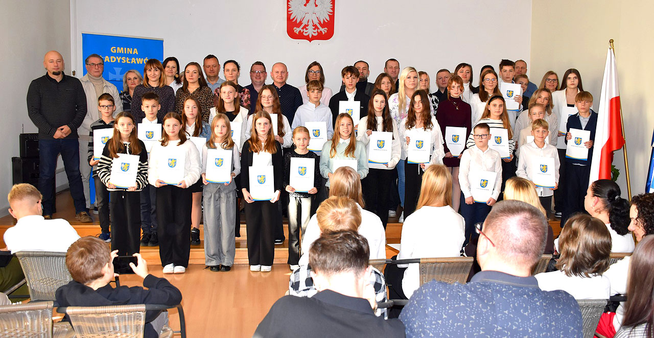 Wytrwałość i nauka nagrodzone. 80 uczniów otrzymało stypendia Wójta Gminy Władysławów - Rekordowa liczba stypendiów w Gminie Władysławów