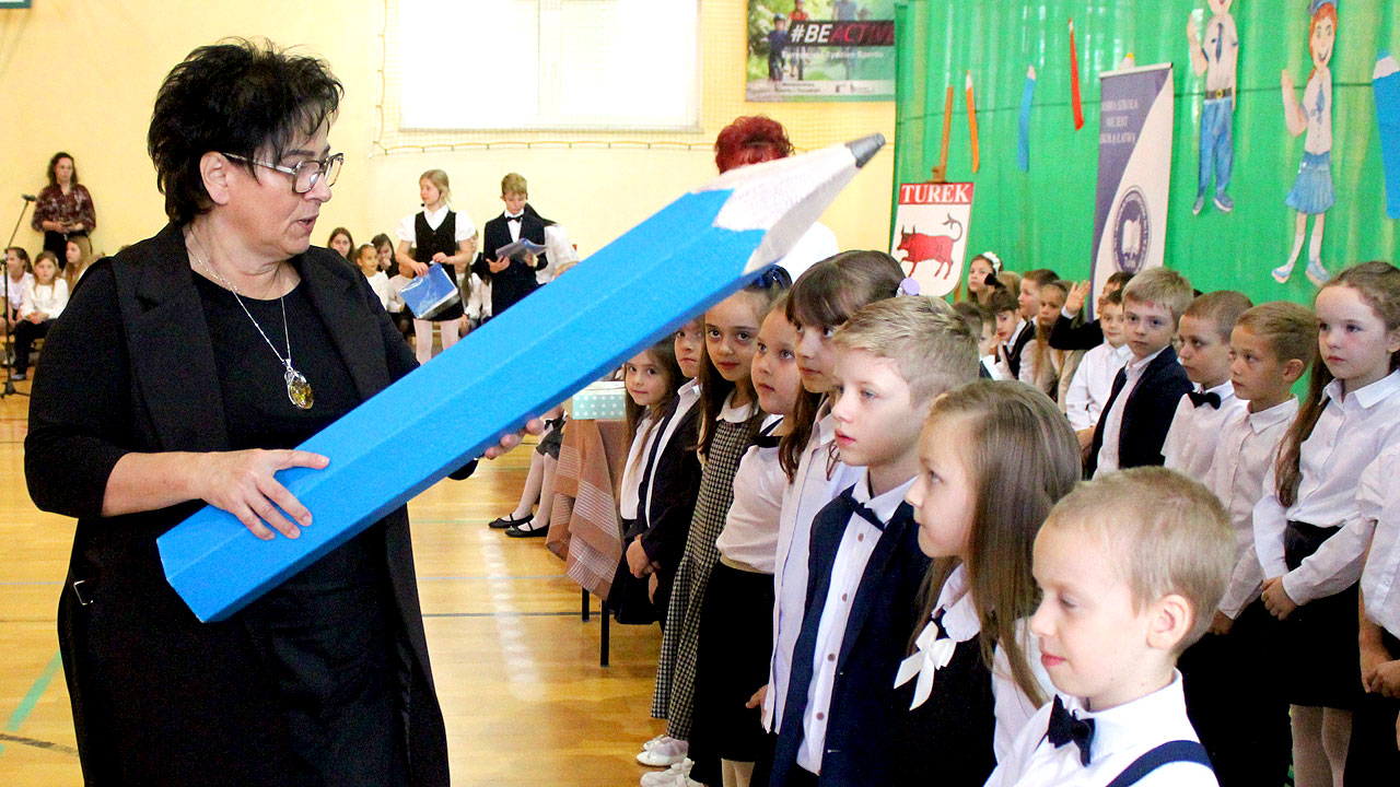 Pierwszoklasiści z „Jedynki” oficjalnie rozpoczęli szkolną przygodę. Uroczyste pasowanie w SP1 w Turku