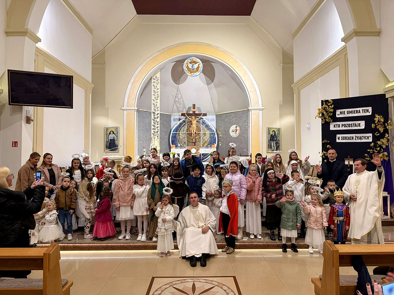 Radość, modlitwa i zabawa. Trzeci Bal Wszystkich Świętych w parafii Matki Bożej Fatimskiej w Turku - Obrzębinie - Bal Wszystkich Świętych w parafii Matki Bożej Fatimskiej