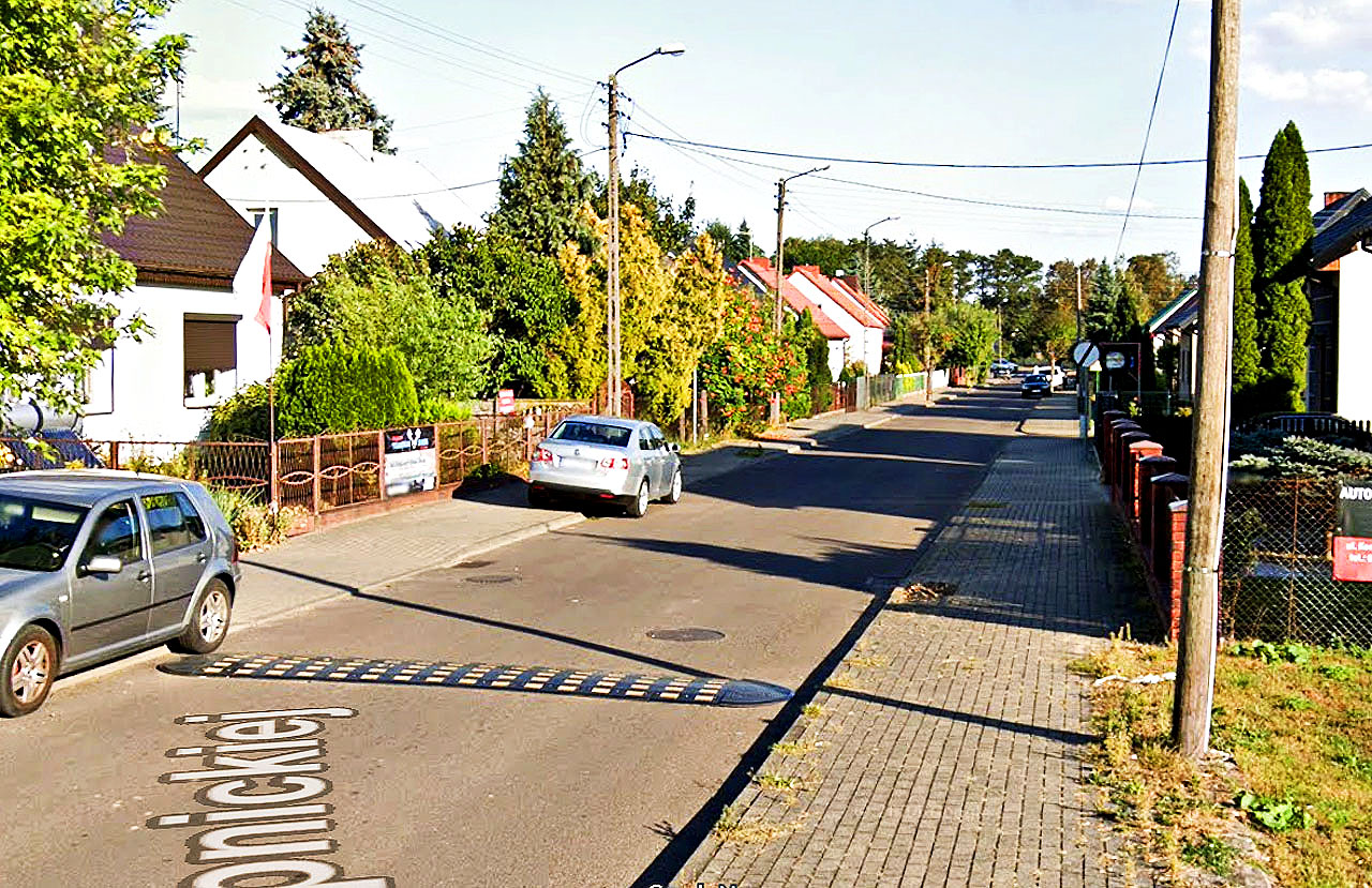 Zakaz parkowania na ul. Konopnickiej w Turku. Mieszkańcy protestują, urząd tłumaczy decyzję policji - Zakaz parkowania na ul. Konopnickiej w Turku /fot. Google StreetView