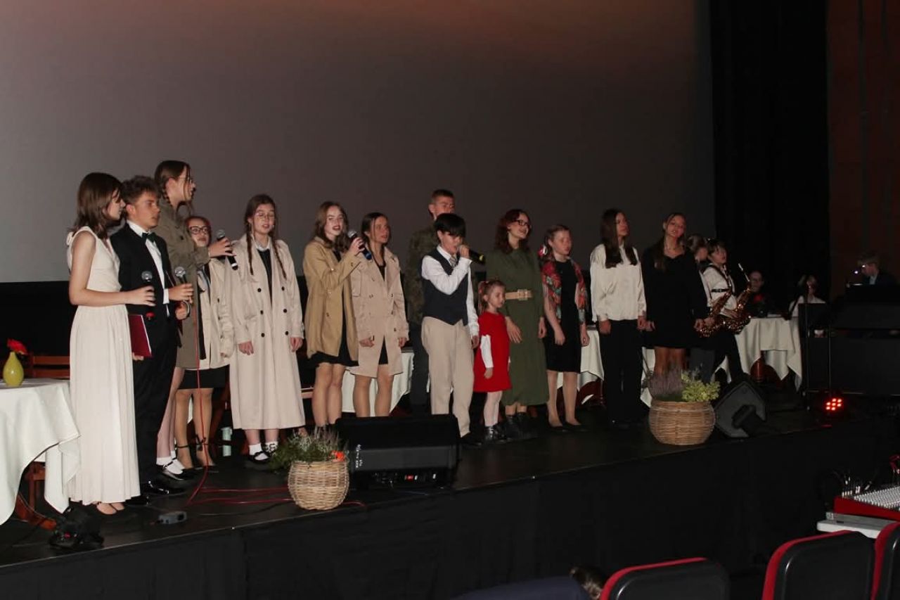 Patriotyzm w nutach i słowach. Turkowska młodzież w koncercie dla ojczyzny „Dzień dobry Polsko” - Koncert „Dzień dobry Polsko” w kinie Tur / fot. UM Turek