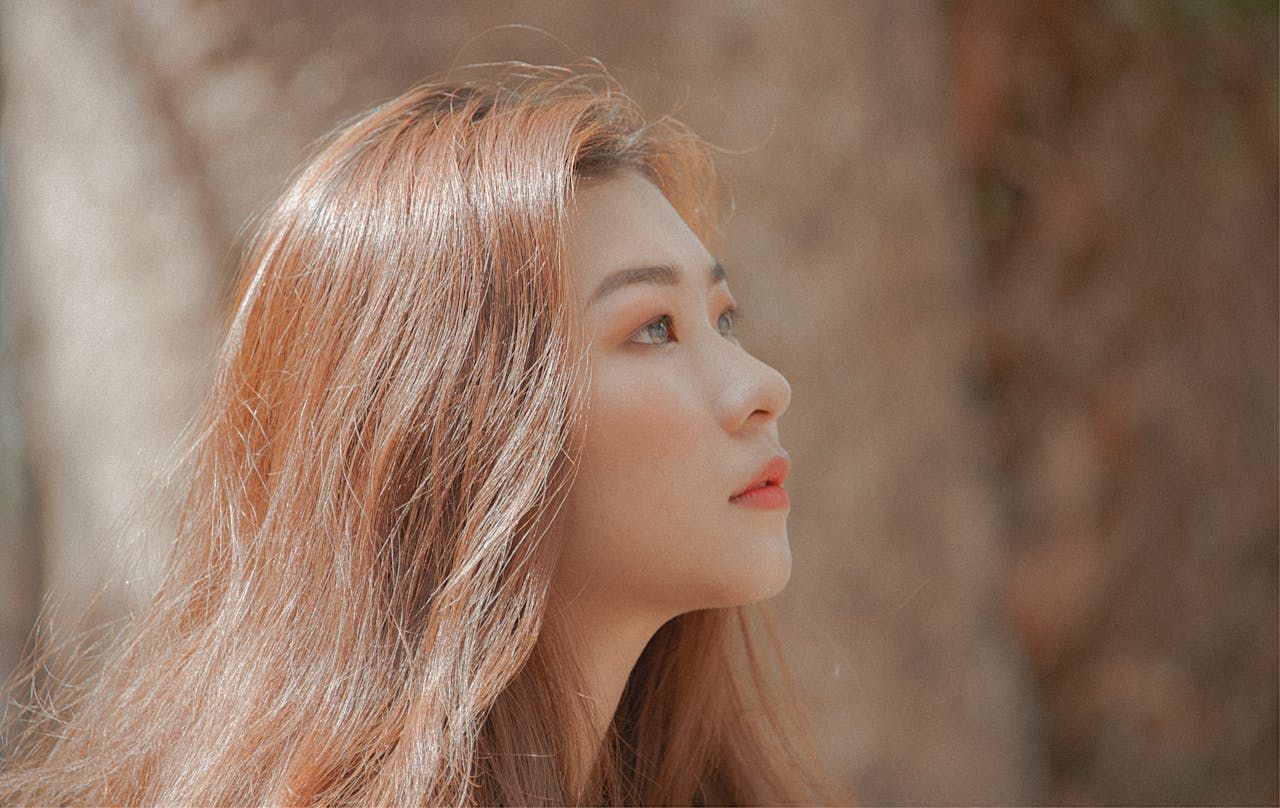 Trendy w makijażu na jesień/zimę. Jakie kolory i techniki zdominują ten sezon?