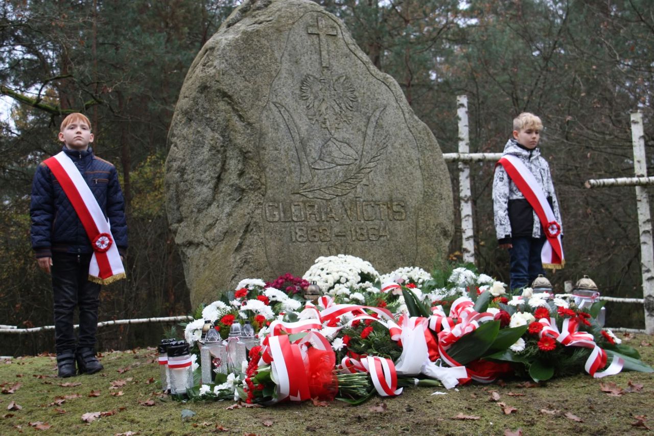Mieszkańcy gminy Brudzew uczcili 107. rocznicę odzyskania niepodległości. Uroczysta akademia w Lesie Sacalskim - Narodowe Święto Niepodległości w Brudzewie