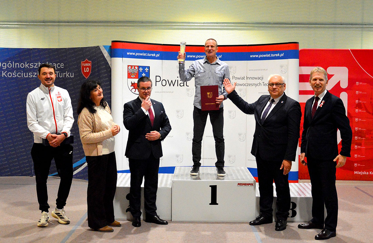 Statuetka dla legendy. Krzysztof Tomaszewski nagrodzony Diamentem Powiatu Tureckiego - Krzysztof Tomaszewski z wyróżnieniem powiatu /fot. Powiat Turecki