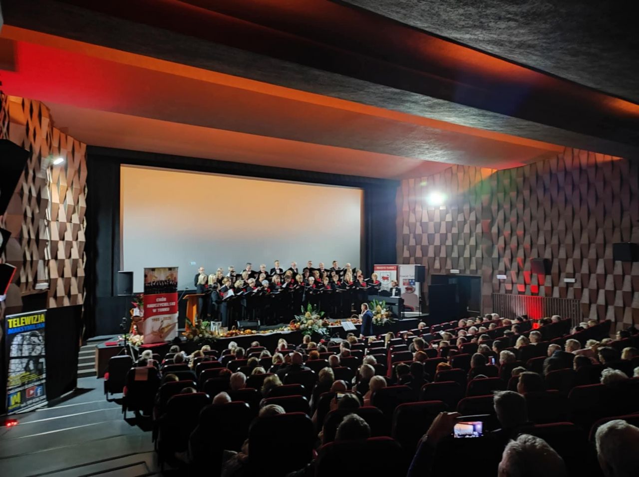 Jubileusz 40-lecia Chóru Nauczycielskiego zwieńczony galą i koncertem w kinie Tur