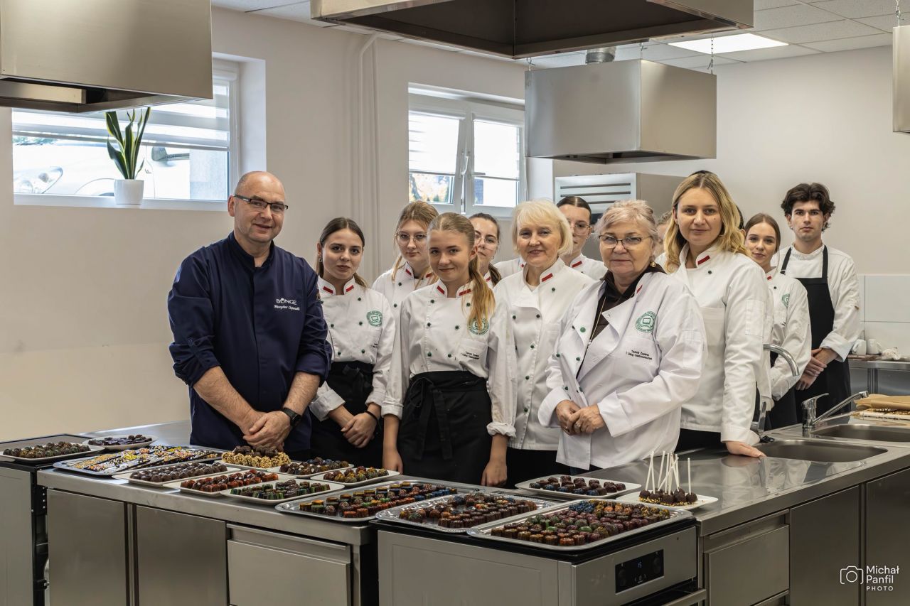 Słodka lekcja w Kaczkach Średnich. Mistrz Świata szkoli młodych cukierników z ZSR CKP - Warsztaty z Mieczysławem Chojnowskim w ZSR CKP