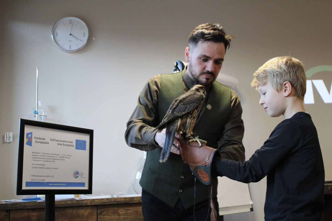 Sokolnictwo z bliska. Fascynujące spotkanie z Mateuszem Moszczyńskim w LGD Tur - Mateusz Moszczyński opowiadał o sokolnictwie