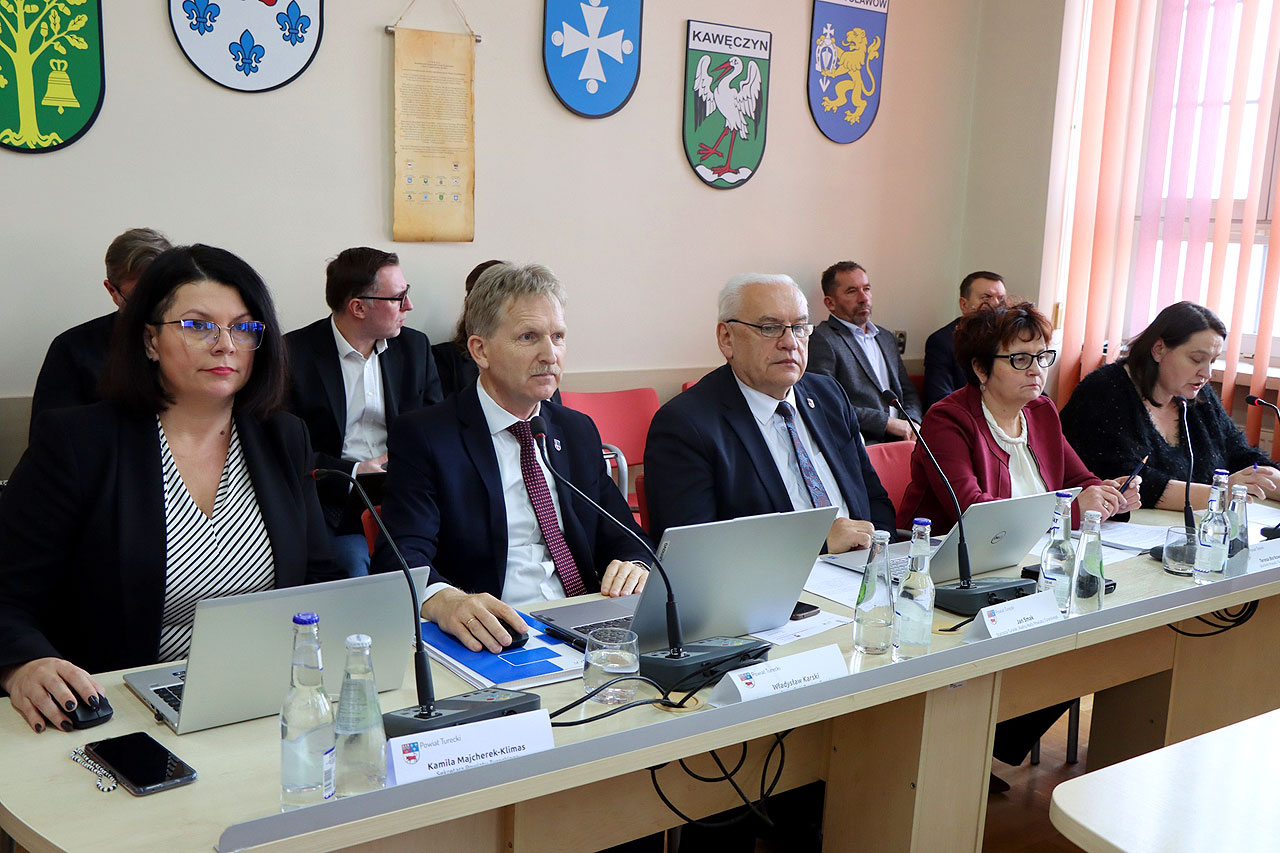 Ambulans typu C i nowa aparatura tematem sesji Rady Powiatu. Szpital w Turku zyska realne wsparcie sprzętowe - XXII Sesja Rady Powiatu Tureckiego /fot. Starostwo Powiatowe w Turku