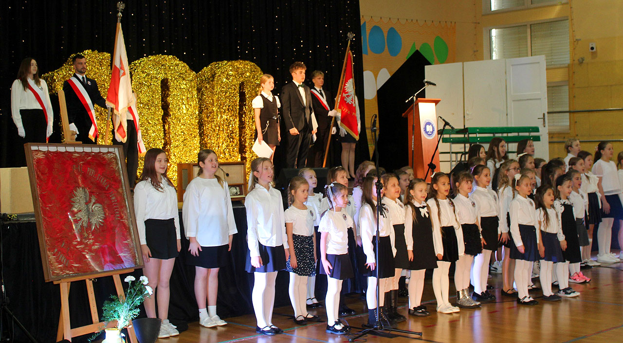 Jubileusz stulecia Szkoły Podstawowej nr 1 w Turku. Uroczystość połączyła pokolenia - Jubileusz 100 lat SP nr 1 w Turku /fot. UM Turek