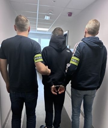 79-latka miała przekazać 10 tysięcy złotych oszustom. Policjanci z Turku zatrzymali „odbieraka”